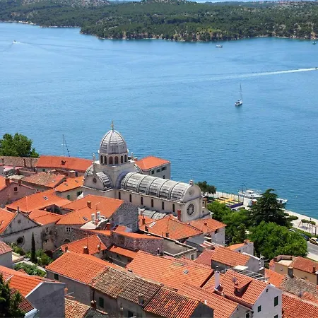 Lägenhet Charming Renovated Next To The Sea Šibenik